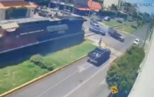 Cámaras captan el momento exacto en el que vagón embiste a automovilistas, en Irapuato