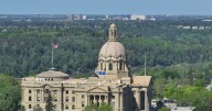 Alberta votes in favour of locking out teachers