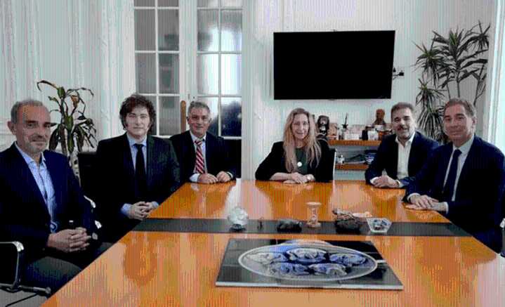 Javier Milei cenó con diputados de LLA y el PRO en la Quinta de Olivos para asegurar el bloqueo a los vetos