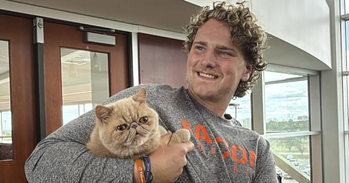 'Pudge The Cat' has everyone purring on the Bowling Green football team