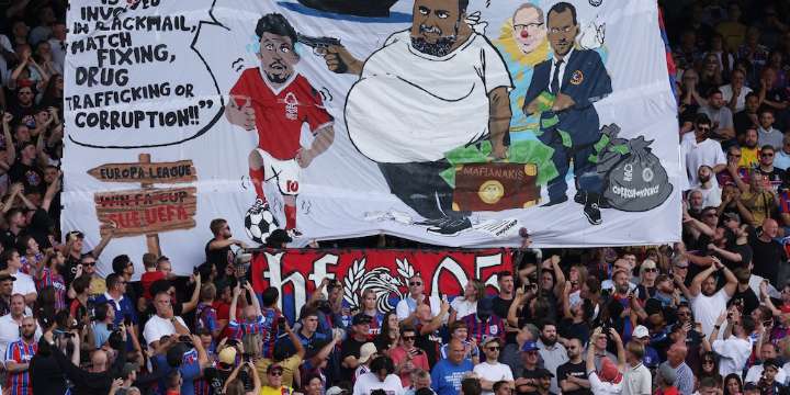 La polémica bandera que desató un escándalo en la Premier League y provocó una investigación
