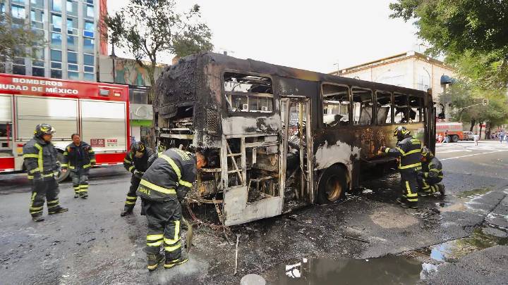 Arde en llamas autobús de transporte público en el Centro Histórico [Videos]
