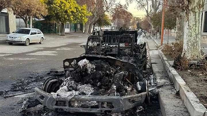 Misterio en Río Negro: prendieron fuego una millonaria camioneta en Marcos Rojo