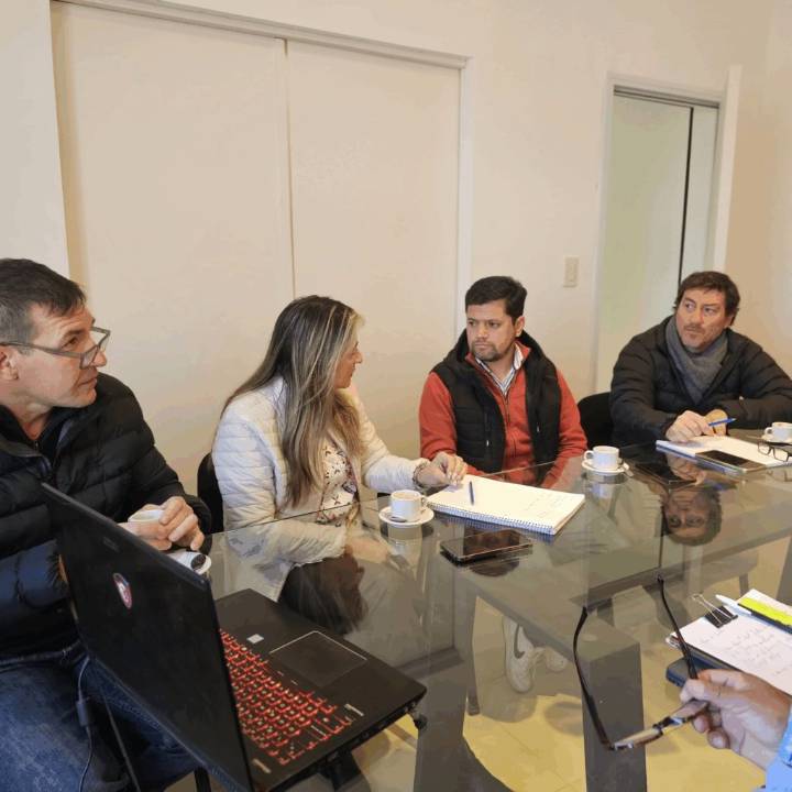 Firman convenio para regularizar terrenos en Campo Quijano