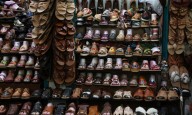 Adidas se disculpa por copia de sandalia tradicional indígena