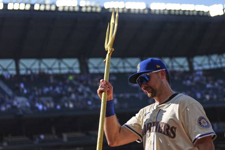 Cal Raleigh hits 50th homer, joining Mickey Mantle as switch