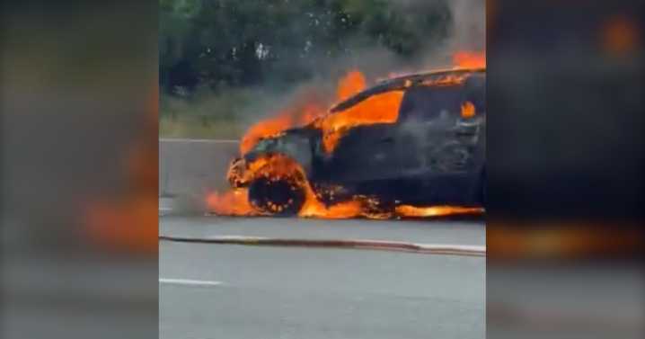 Ottawa firefighters respond to vehicle fully engulfed in flames on Hwy. 417