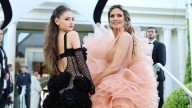 Heidi Klum y su hija de 21 años deslumbran con atrevidos vestidos de corsé a juego en Venecia