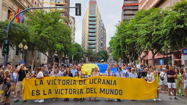 La comunidad ucraniana en Alicante sale a la calle en su día de la independencia