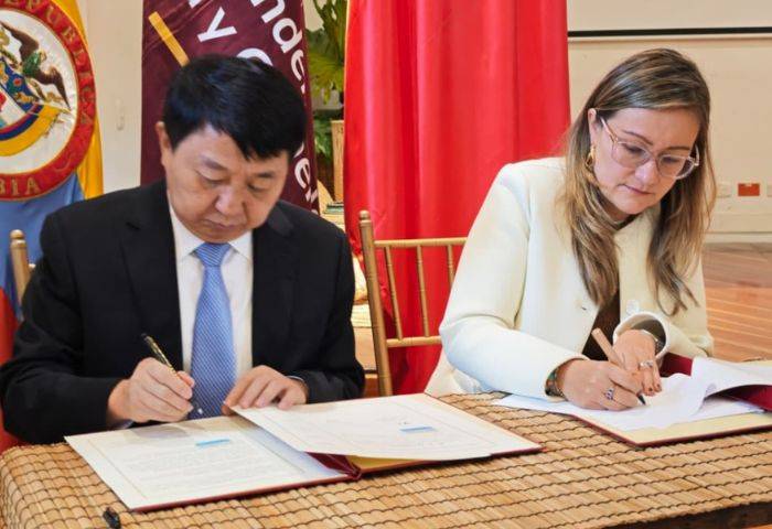 Colombia y China firman memorando para reforzar cooperación en la Ruta de la Seda