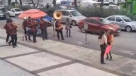 Mujer celebra su divorcio con música banda