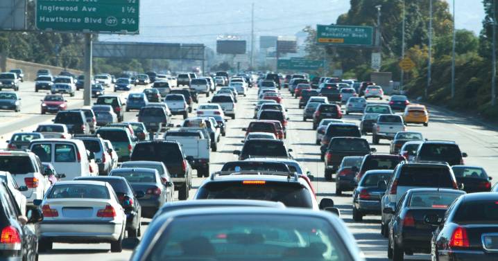 405 Freeway briefly closes in both directions in San Fernando Valley due to barricaded suspect