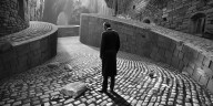 Caminar mirando al piso: qué dice la psicología y por qué puede relacionarse con emociones profundas
