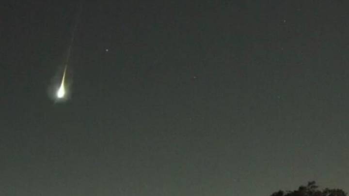 ‘Meteor’ crashes to earth with loud bang & leaves houses shaking after lighting up night sky in Australia