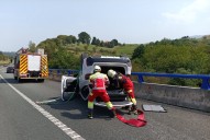 Un coche vuelca en la A-8 y corta la calzada a la altura de Valdáliga
