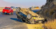 Vehículo vuelca en carretera libre Tecate