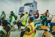 Los camioneros de México toman clases de inglés para evitar sanciones en Estados Unidos