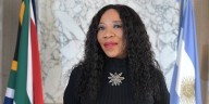 Zanele Makina, embajadora de Sudáfrica: “Heredamos un país que excluía al 85% de la población”
