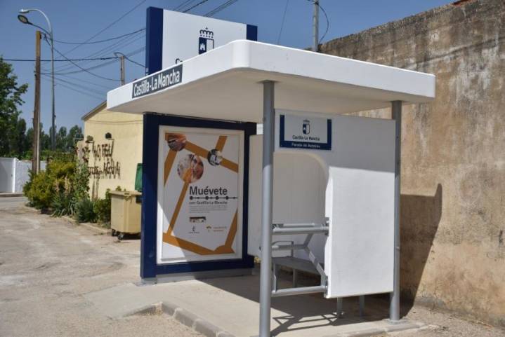 El Gobierno regional firma el nuevo contrato de mantenimiento de hitos y marquesinas con una inversión cercana a los 750.000 euros La directora general de Transportes y Movilidad, Lucía Balmaseda, ha 