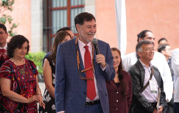 Noroña recuerda su pasado durante informe