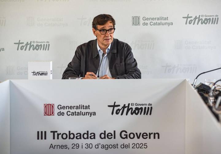 Illa intenta aislarse sin éxito de la inestabilidad de la política nacional