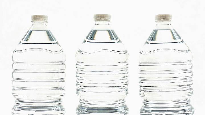 ¿Deberíamos evitar beber el agua de botellas de plástico que han estado expuestas al sol?