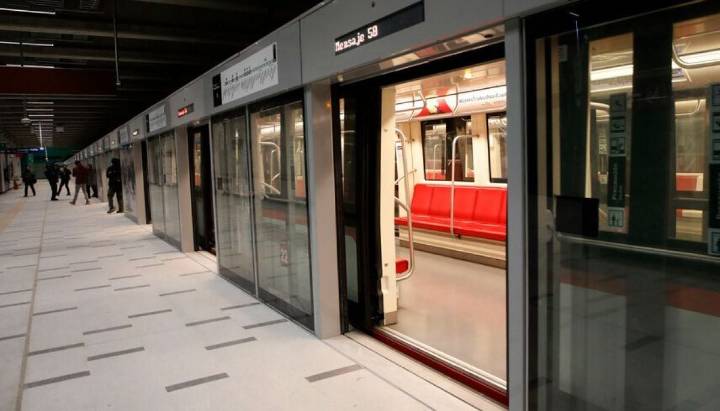 Metro de Santiago cierra estaciones de la Línea 4 por persona en la vía