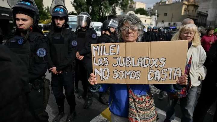 “Degenerado fiscal”: Milei gastó 4 veces más en intereses de deuda que en jubilaciones