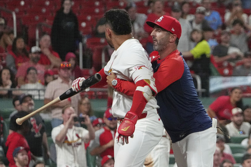Willson Contreras es expulsado y golpea a su propio coach con un bate en victoria de Cardenales