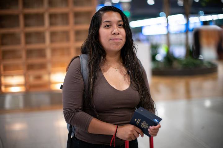 ‘Como si te arrojaran la maternidad encima’: Mujer, 26, se hará cargo de hermano y negocio de familia después de deportación de padre