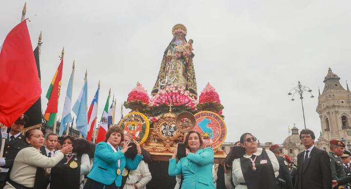 Dina Boluarte participa en ceremonia con cuadrilla en homenaje a Santa Rosa de Lima