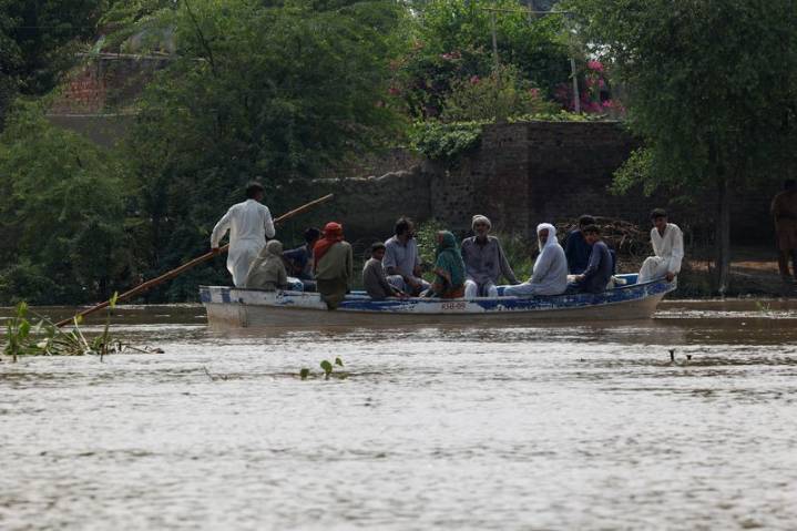 Pakistan evacuates 150,000 people after flood warning from rival India