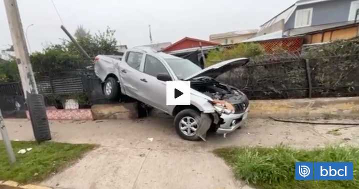 Vehículo termina arriba de una reja de una casa tras colisionar con otro auto y un árbol en Renca