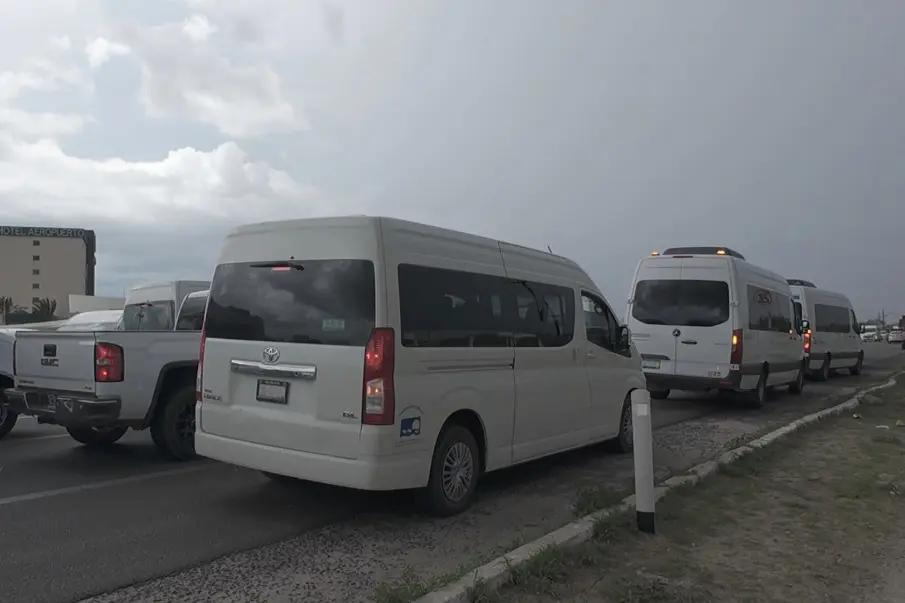 Tensión en el transporte turístico: denuncian conflicto de interés y presiones en BCS