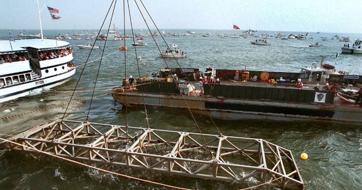 Hunley submarine rose off Charleston coast 25 years ago