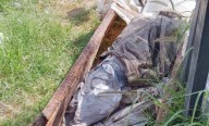 Denuncian féretro expuesto con posibles restos humanos en cementerio de El Saucito