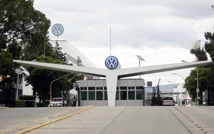 Volkswagen México evita huelga con acuerdo salarial del 4% en Puebla
