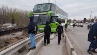 Un colectivo perdió el control en el Puente Carretero y casi se cae directo al río Neuquén