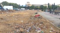 Cort elimina la hierba de un solar de Son Gibert y los vecinos piden que limpie la basura que ha aflorado