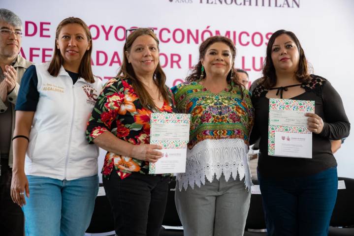Brugada entrega apoyos a damnificados por lluvias