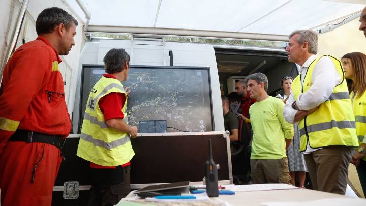 Galicia prepara la “desescalada” de la ola de incendios bajo la amenaza del de Larouco
