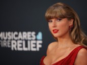 La historia detrás del anillo de compromiso de Taylor Swift de 5 millones de dólares: quién hizo la joya de 8 quilates con un diamante histórico