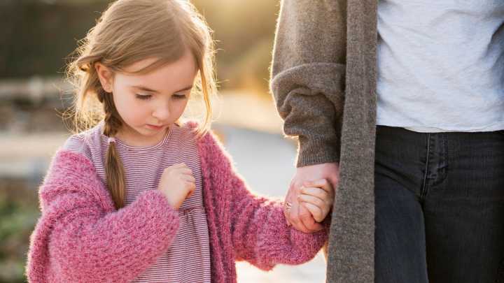 ¿Es bueno enseñar a los niños a pedir perdón aunque no lo sientan? Lo que dice la psicología infantil