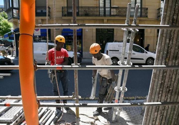 Uno de cada cinco nuevos contratados en Euskadi durante el mes de julio es extranjero