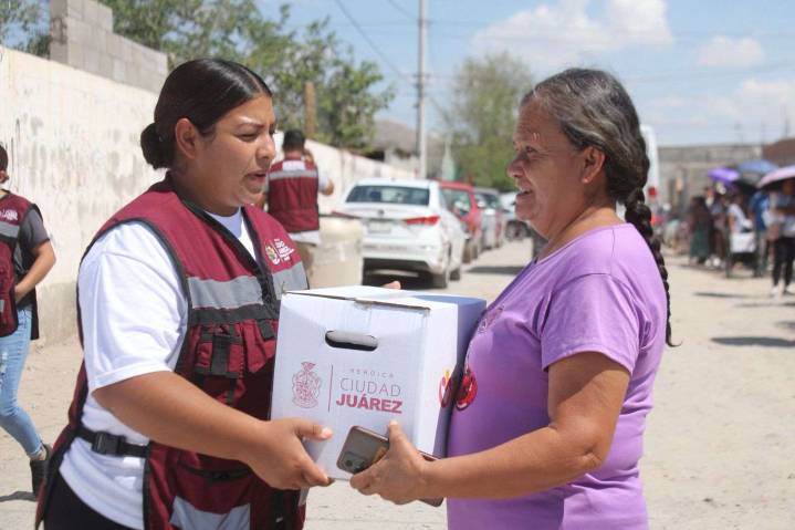 Entregan despensas y tinacos a familias en colonia Bellavista