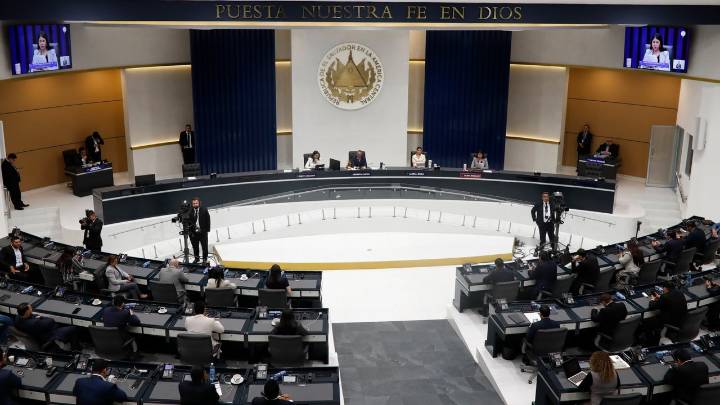 Congreso salvadoreño prolongó tiempo en el que presuntos pandilleros pueden estar detenidos sin juicio