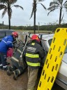 Un hombre fue rescatado del interior de un vehículo tras protagonizar un siniestro vial