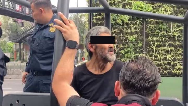 Momento exacto en que policía rescata a hombre que pretendía arrojarse de un puente en Periférico