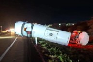 Tráiler vuelca por supuestamente evitar una vaca en carretera La Paz
