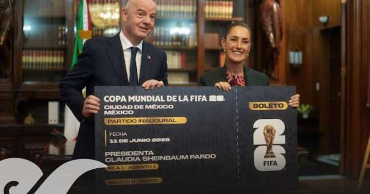 Infantino entrega a Sheinbaum réplica gigante de la entrada al partido inaugural del Mundial 2026
